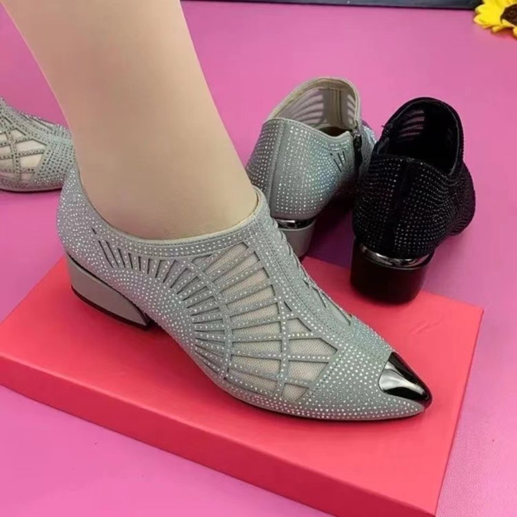 Zapatos de tacón alto calados con pedrería