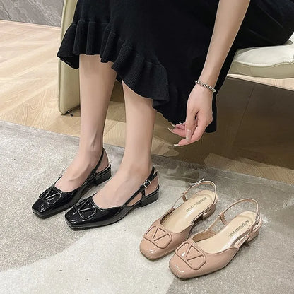 Zapatos de tacón de cuña de charol, diseño de punta cerrada, talón con cordones y hebilla en forma de V.