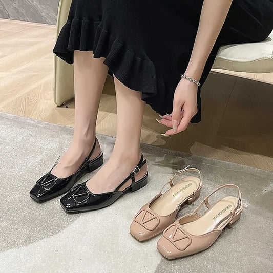 Zapatos de tacón de cuña de charol, diseño de punta cerrada, talón con cordones y hebilla en forma de V.