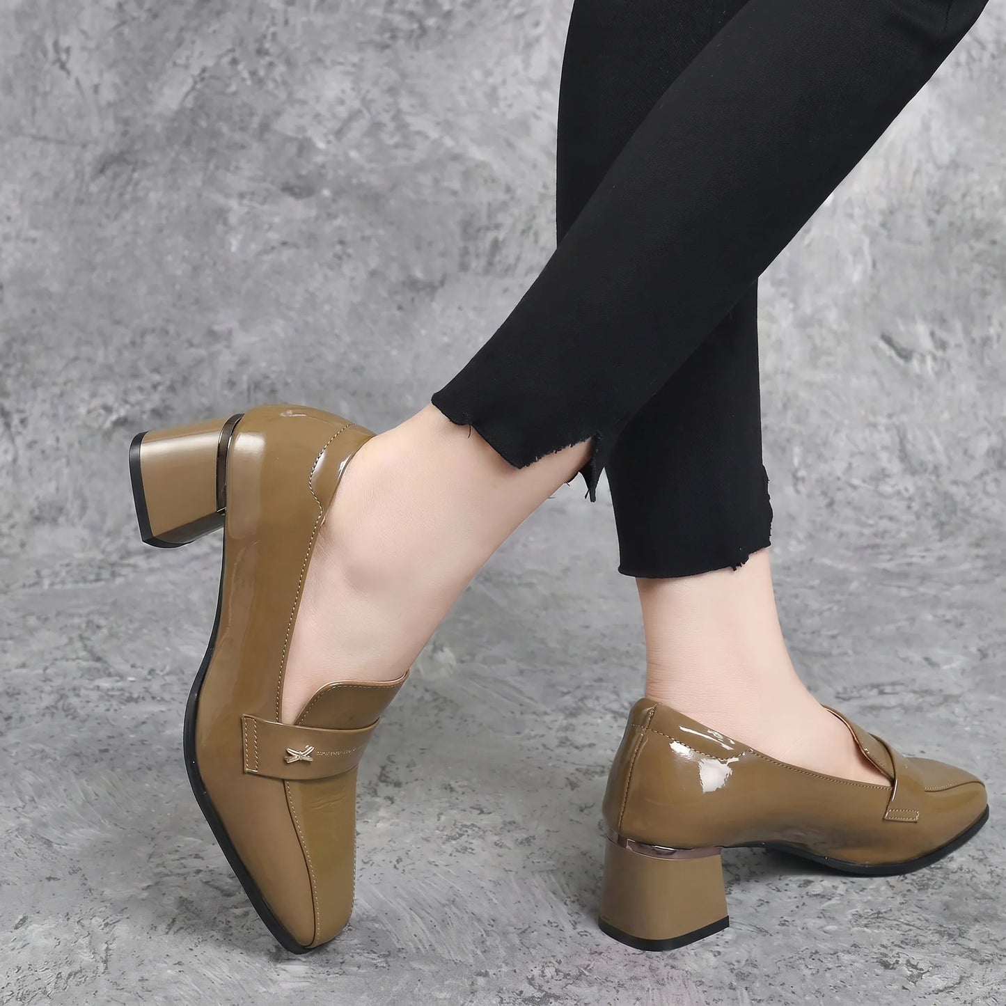 Zapatos de tacón medio con suela blanda de charol