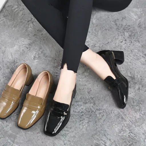 Zapatos de tacón medio con suela blanda de charol