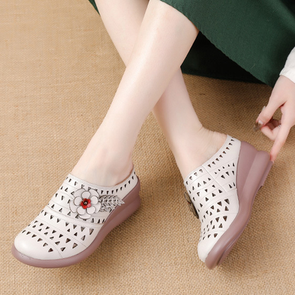 Zapatos de cuero calados, decorados con flores.