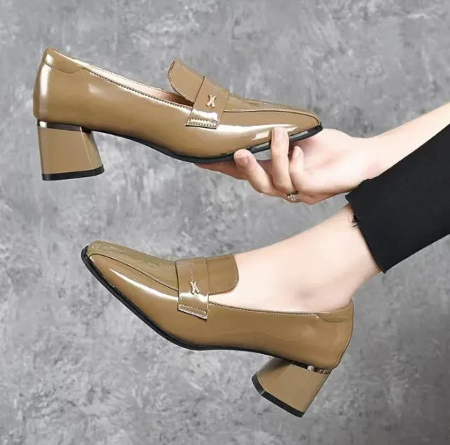 Zapatos de tacón medio con suela blanda de charol