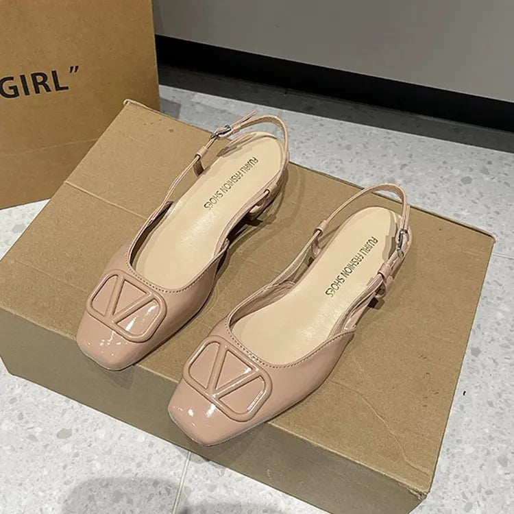 Zapatos de tacón de cuña de charol, diseño de punta cerrada, talón con cordones y hebilla en forma de V.