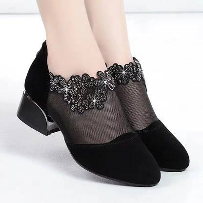 Tacones bajos con flores de diamante hueco