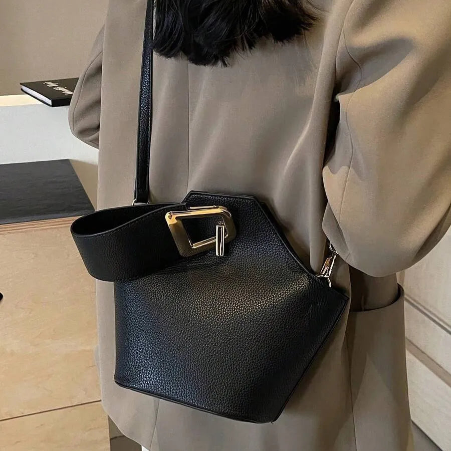 Un bolso de mano de cuero artificial elegante y multifuncional con una correa de hombro ajustable y portátil