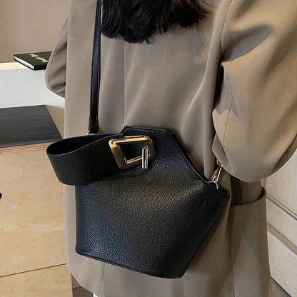 Un bolso de mano de cuero artificial elegante y multifuncional con una correa de hombro ajustable y portátil