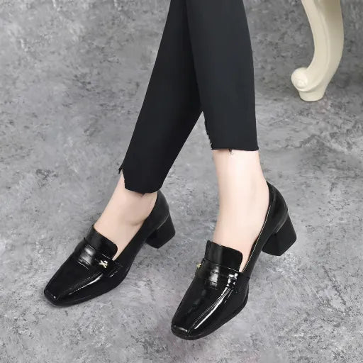 Zapatos de tacón medio con suela blanda de charol