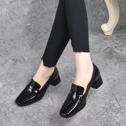 Zapatos de tacón medio con suela blanda de charol