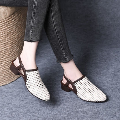 Sandalias caladas de cuero suave de tacón bajo