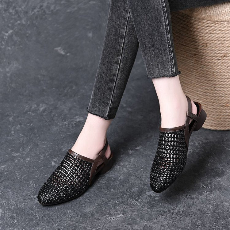 Sandalias caladas de cuero suave de tacón bajo