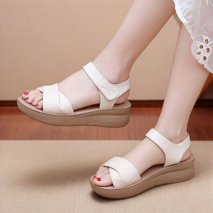 Sandalias de cuero suave ligeras y antideslizantes para mujer, calzado de suela blanda cómodo para señoras mayores