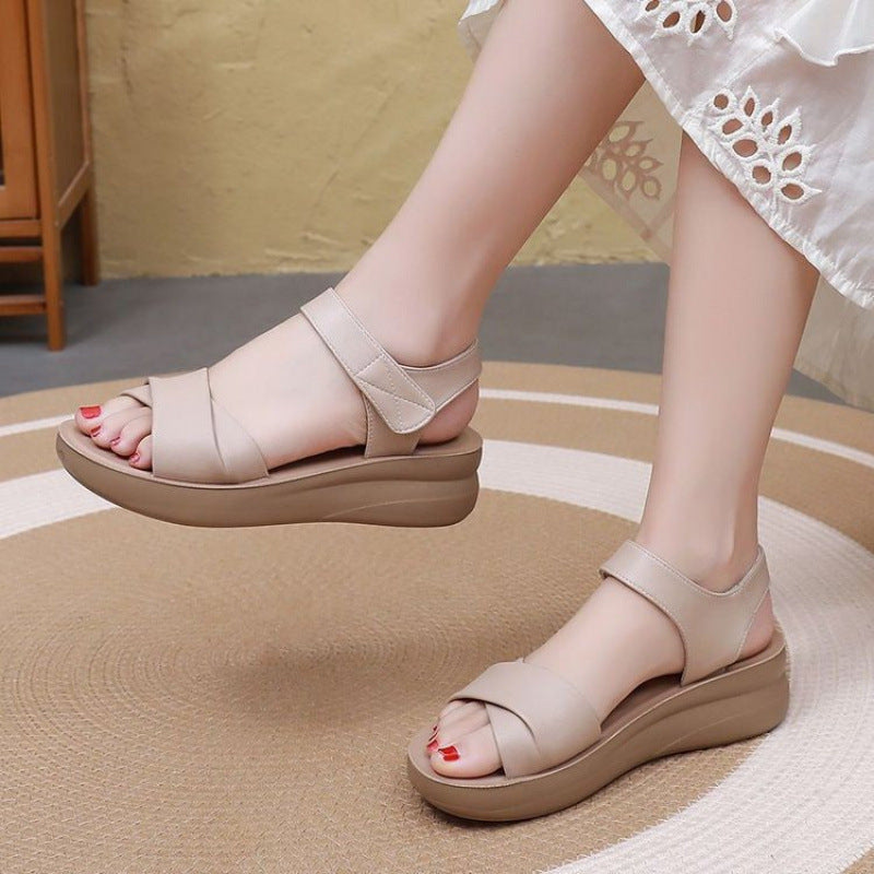 Sandalias de cuero suave ligeras y antideslizantes para mujer, calzado de suela blanda cómodo para señoras mayores